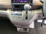 足元スッキリ、インパネシフトです。パーキングブレーキはフットブレーキタイプなので、運転席と助手席の間がスッキリしています。