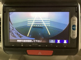 バックでの車庫入れも安心です! リアカメラが付いているバックモニター付のナビを装備しております。操作線もついており距離感も画面から確認できます。
