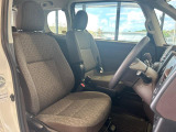 運転席まわりには十分なスペースがあり、大柄な方でもゆったり運転していただける環境です。