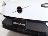 エンジンを搭載しないBEVモデルのため、フロントグリルのないスッキリとしたデザインです またボルボエンブレムにはフロントカメラが搭載済みです