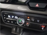 【オートエアコン】温度を設定すれば自動で快適な車内温度を保ちます。エアコン内部の高性能脱臭フィルターで車内のアレルゲンや花粉を除去。