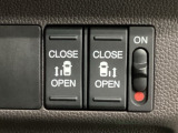 【両側パワースライドドア】両側がパワースライドドアになっており、運転席のスイッチやスマートキーでも開閉が可能です!開口部も広いので乗り降りも楽々♪