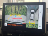 【パノラミックビューモニター】専用のカメラにより、上から見下ろしたような視点で360度クルマの周囲を確認することができます☆死角部分も確認しやすく、狭い場所での切り返しや駐車もスムーズに行えます。