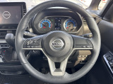 運転席廻りは手が届くところに収納スペースを確保しており、ハンドルにはオーディオ操作用スイッチがあるので、運転中もナビゲーションを注視せずにオーディオの操作を行って頂くことができます!