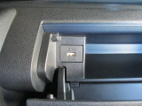 運転席前のポケット内にUSB電源ポートが付いております。