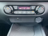 オートエアコン。運転席、助手席を温めるシートヒーターのスイッチです。