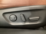運転席にはパワーシートを装備!シート位置を記憶するメモリー機能付きなのでご夫婦で2名分セットすると便利です♪