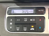 【オートエアコン】一度お好みの温度に設定すれば、車内の温度を検知し風量や温度を自動で調整。暑い&hellip;寒い&hellip;と何度もスイッチ操作をする必要はありません。快適な車内空間には必須の機能ですね♪