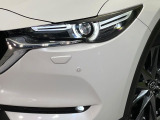 【LEDヘッドライト】悪天候や夜間走行時も良好な視界を確保し安心して運転できる高輝度LEDヘッドライトを装備!点灯速度が早く、消費電力も抑えられています。