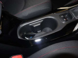 運転席と助手席の間には『カップホルダー』が装備されています。お飲み物やボトルタイプに空気清浄機など色々試してみてください!