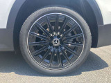 左後タイヤ。タイヤサイズは前後共に235/45R20。