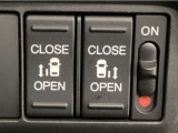 【両側パワースライドドア】両側がパワースライドドアになっており、運転席のスイッチやスマートキーでも開閉が可能です!開口部も広いので乗り降りも楽々♪