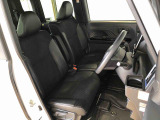 運転席の座面高さを調整できるシートリフターが付いています。フロントシートはベンチシートを採用で、座面も広く使い勝手もいいですよ♪