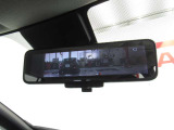 スマートルームミラーも付いています。後方ピラーや荷物、後席に同乗している方や曇りなど視界が遮られた場合でも後方カメラからの映像で安全確認をすることができます。