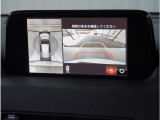 【360&deg;ビュー・モニター】専用カメラにより上から見下ろしたような視点で360度クルマの周囲を確認することができます。駐車が苦手な方でも縦列駐車や幅寄せ時に活躍してくれます。