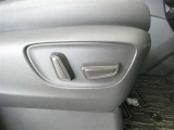 運転席電動シートは、シートポジションを細かく調整できるので長時間の運転もリラックスできますね。