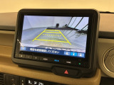 リバースギアに入れるだけで後方の表示へ切り替わります。夜間や雨の日の駐車も楽になりますよ。