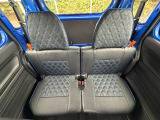 当社の中古車は、フロアマット付きで販売しておりません。中古車という特性上匂いや見栄えなどの状態が左右される為です。純正、社外の新品マットをご検討いただけます。予め得ご了承下さい。