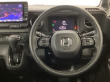 【ハンドル】運転にかかわる様々な操作を安全に行えるように視点移動が少なく操作性に配慮されたスイッチ類が凝縮されたコックピットです。