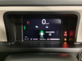 デジタル表示のスピードメーターとタコメーター、燃費やオドメーターなどの表示の他に、ホンダセンシング機能などの表示もできる多機能なマルチインフォメーション・ディスプレイです。