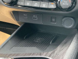 USB電源ソケットとワイヤレス充電を装備しています。
