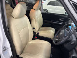 運転席の画像です。足元やシートまわりに余裕があり、リラックスした姿勢で運転が可能です。視界も良好で操作系へのアクセスもしやすく、快適で安心感のあるドライブをサポートします。