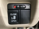 左側電動スライドドアは運転席からでも操作ができるように、ハンドル付近に開閉の操作スイッチが付いています。