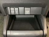 アクセサリーソケットはUSBのアダプターなどをつければ、スマホの充電にも使えます。横にはナビゲーション用の外部入力可能なUSB端子やHDMI端子がついており、周辺には物が置けるトレーがついています。
