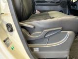 シートハイトアジャスターが付いているので運転姿勢を調整するのに便利ですね。身長に合ったシートポジションは安全運転や疲労軽減にもつながります。