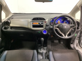 車内は光触媒抗菌消臭施工済です。インパネ周りはスタイリッシュなデザインです。グローブボックスやカップホルダーのほかにトレーなどたくさんの収納スペースが付いています。