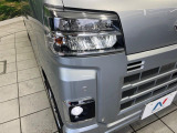 【LEDヘッドライト】悪天候や夜間走行時も良好な視界を確保し安心して運転できる高輝度LEDヘッドライトを装備!点灯速度が早く、消費電力も抑えられています。