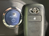 【スマートキー】カバンやポケットに入れたままでもドアの施錠・解錠が可能なスマートキーを装備。エンジンのオン・オフ時もカギを取り出す必要が無いからとっても便利です♪