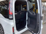 テールゲートは人が乗り降りする時のヨコ開きと、荷物を載せる時は通常のタテ開きの、2通りの開閉ができる、わくわくゲートです。
