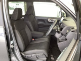フロント広々、ベンチシートの運転席は、ハイトアジャスターが付いているので、快適にドライブができます。ハンドルはテレスコピック機能で、ハンドル位置を上・下・手前・奥に調節できます。