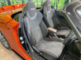 【専用スポーツシート】ホールド性に優れ、カーブ時の体が流れを抑制してくれます。また、体にフィットするから腰や背中が疲れにくく、ロングドライブや高速走行でも快適にお過ごしいただけます♪