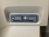 ハンドルの左下にETCがついています。高速道路の料金所の通過も楽々です。 カードの取り出しもしやすい場所についています。