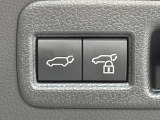 【パワーバックドア】スマートキーや運転席のボタンを押すだけでリアゲートが自動で開閉します!荷物を持っている時や、高い位置にあるバックドアを閉める際に便利な機能です♪