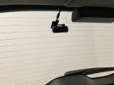 後方にもドライブレコーダーのカメラが付いています。前後両方でお車の周りを監視・記録いたします。