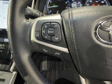 ステアリングスイッチ付きで、運転中に視線を前に向けたまま操作できます。