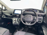 運転席まわりです。 各操作スイッチは使いやすい位置に配置されてます。