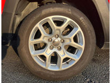 タイヤサイズは 215/60/R17 です。