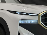 アダプティブLEDヘッドライトはステアリングを切った方向を照らします。
