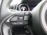 メーター内パネルのコントローラーです。燃費情報などさまざまなデータが見れますよ。