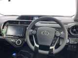 運転席まわりです。 各操作スイッチは使いやすい位置に配置されてます。