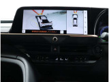 サイドクリアランスビュー表示中に、旋回時の運転操作に合わせて自動で車両を斜め後方から見たような映像を表示。