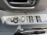 【電動格納ミラー】サイドミラーは電動格納式となっており、狭い駐車場でもキズがつくリスクを抑えられます。