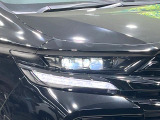 【LEDヘッドライト】悪天候や夜間走行時も良好な視界を確保し安心して運転できる高輝度LEDヘッドライトを装備!点灯速度が早く、消費電力も抑えられています。