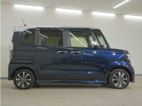 リアには左右スライドドアを採用。狭い駐車場でも開閉しやすく、強風の日でもドアが煽られにくくなっております。小さなお子さまやご年配の方も安心して乗り降りできます。