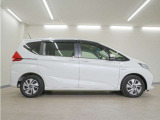 リアには左右スライドドアを採用。狭い駐車場でも開閉しやすく、強風の日でもドアが煽られにくくなっております。小さなお子さまやご年配の方も安心して乗り降りできます。