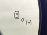 【ブラインドスポットモニター】走行中、ドアミラーの死角になりやすい箇所に後続車が接近するとサイドミラー付近に警告を表示、ドライバーに注意喚起をしてくれます。